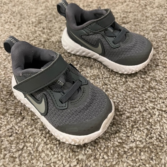 Baby Nike Revolution 5 Cool Gray and Pure Platinum 3c - Picture 6 of 7